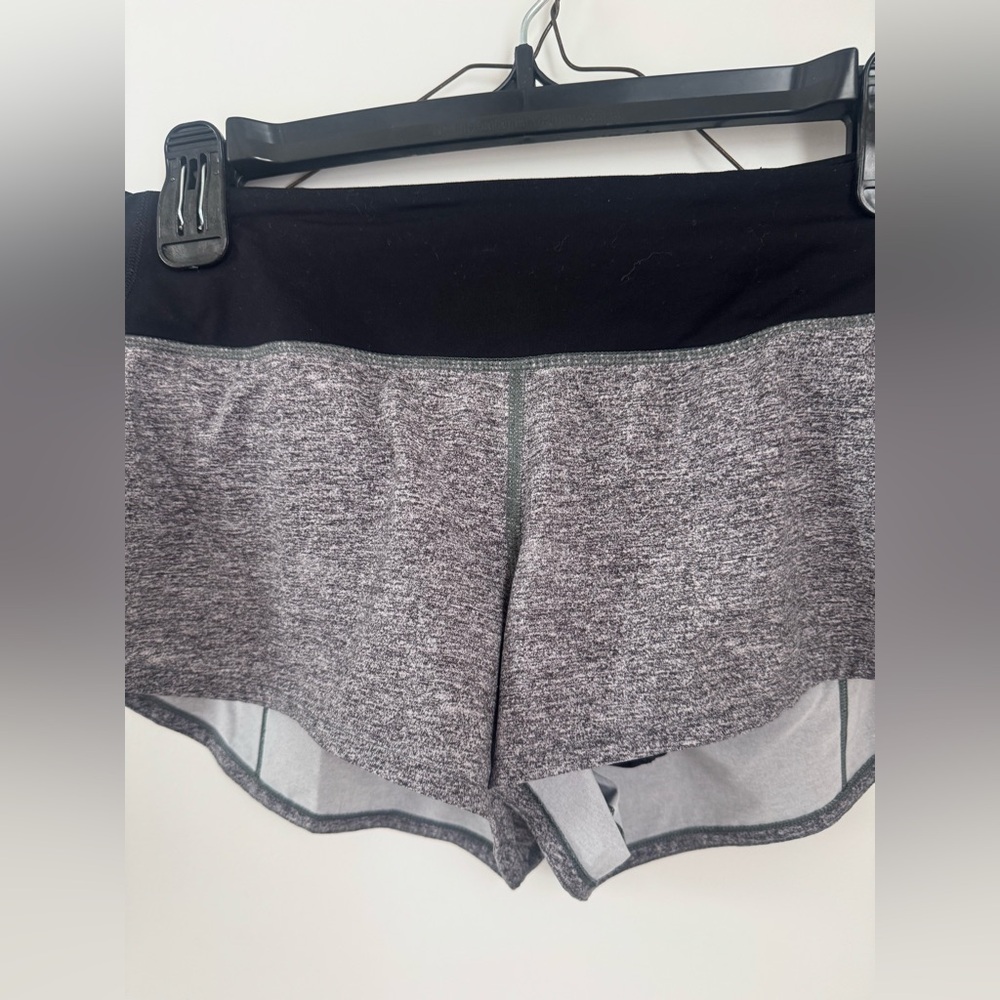 LuluLemon speed up 2.5 size 6 Gray and Black Athletic Shorts